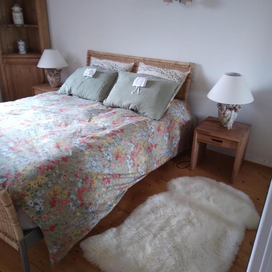 Les Dames De La Saugiat Bed & Breakfast Le Fied Eksteriør bilde
